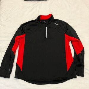 Saucony XL men’s sweater Performance with Quarter-Zip front pocket at top left.